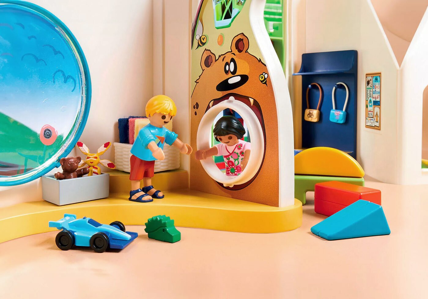 Playmobil 71601 50th Years Rainbow Daycare ของเล่นบทบาทสมมติ 50 ปี ศูนย์รับเลี้ยงเด็กเรนโบว์ - Image 4
